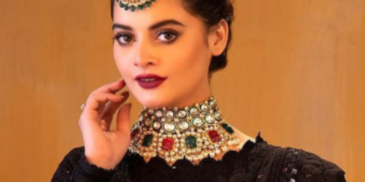 Minal Khan turns into a black beauty in a festive outfit